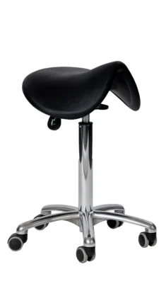 Czarny taboret siodłowy T-S na chromowanej podstawie z kółkami.
